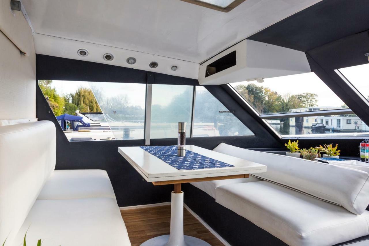 Отель Eucala Motor Yacht Ист-Молси Экстерьер фото