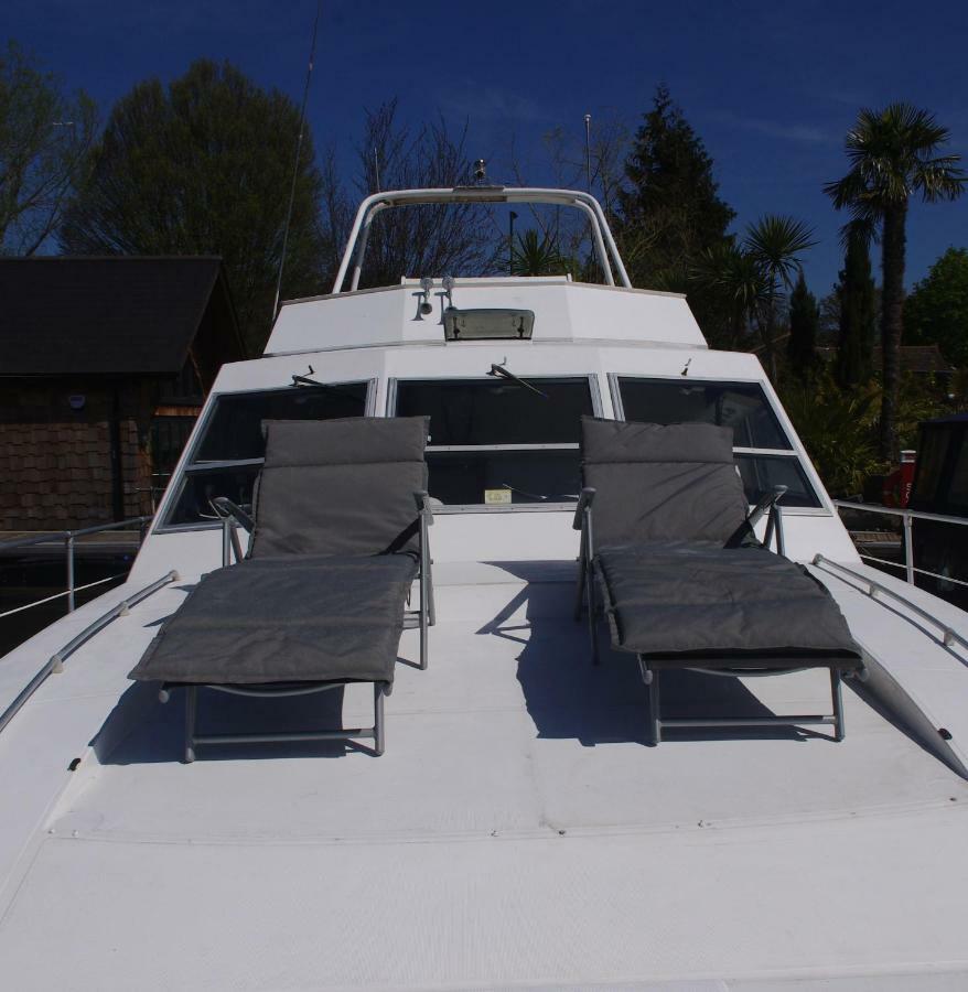 Отель Eucala Motor Yacht Ист-Молси Экстерьер фото
